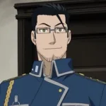Maes Hughes em uniforme militar, sorrindo em cena do anime