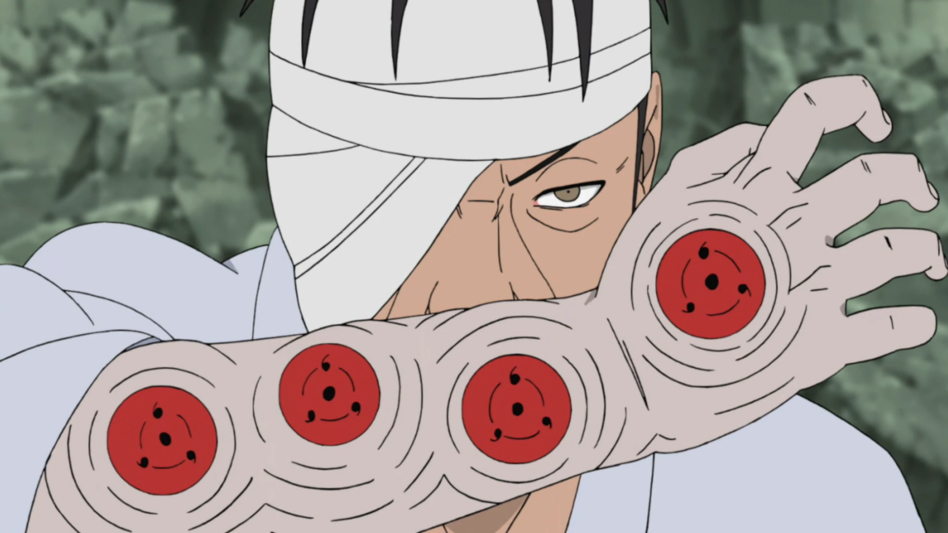 Danzō exibindo os Sharingan usados com Izanagi