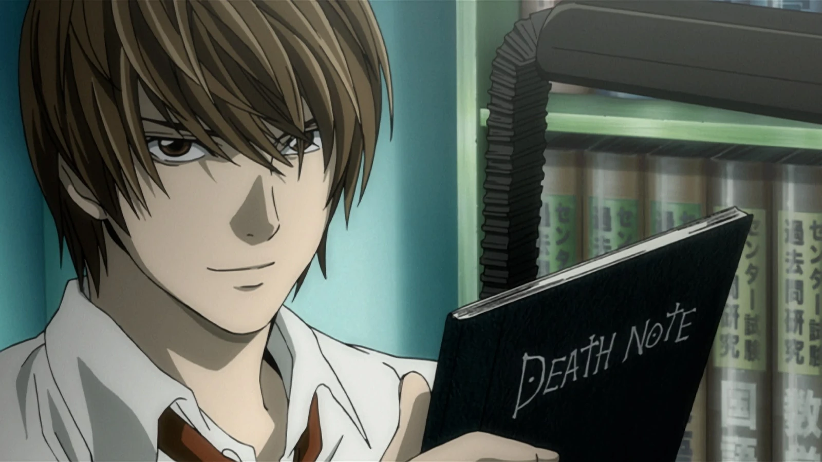 Light Yagami segurando o Death Note diante de uma estante