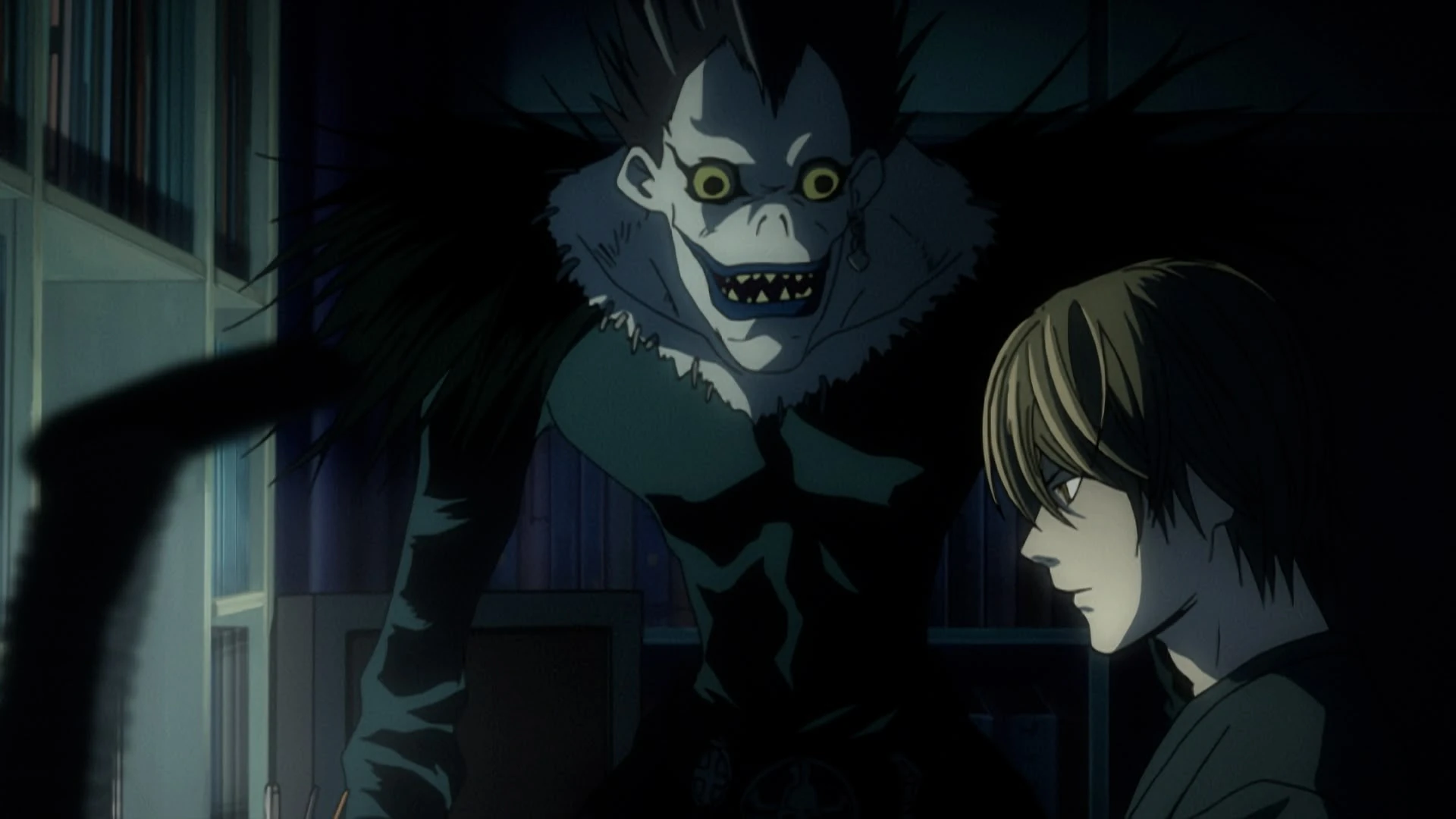 Light Yagami sentado à mesa com Ryuk observando por trás