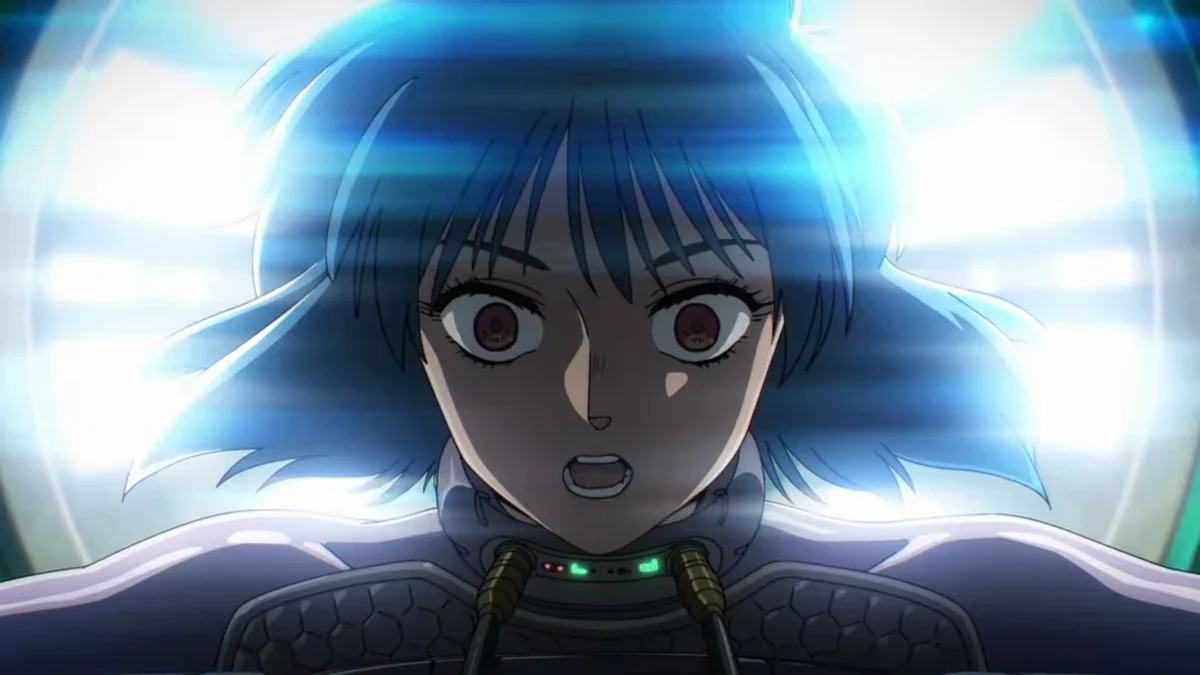 Motoko diante de luzes e conexões que destacam sua natureza cibernética
