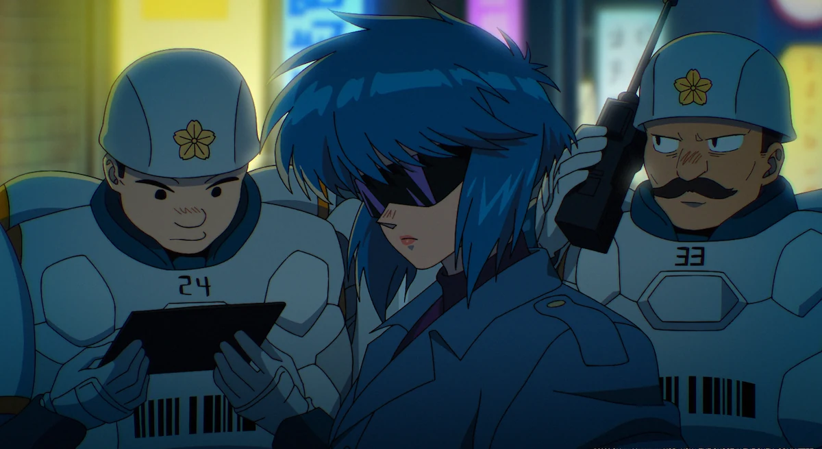 Motoko Kusanagi ao lado de agentes durante uma operação na série Ghost in the Shell de 2026