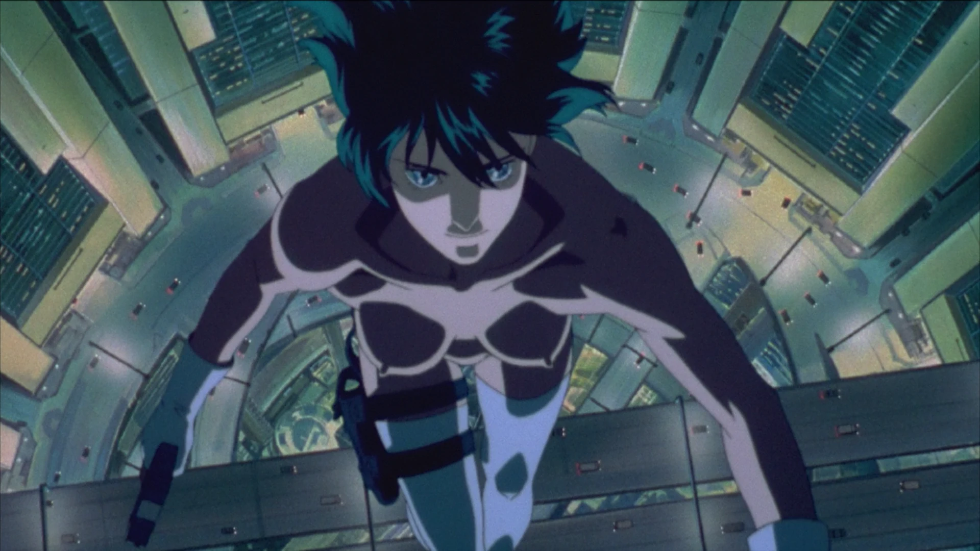 Motoko Kusanagi em um prédio elevado no filme Ghost in the Shell de 1995