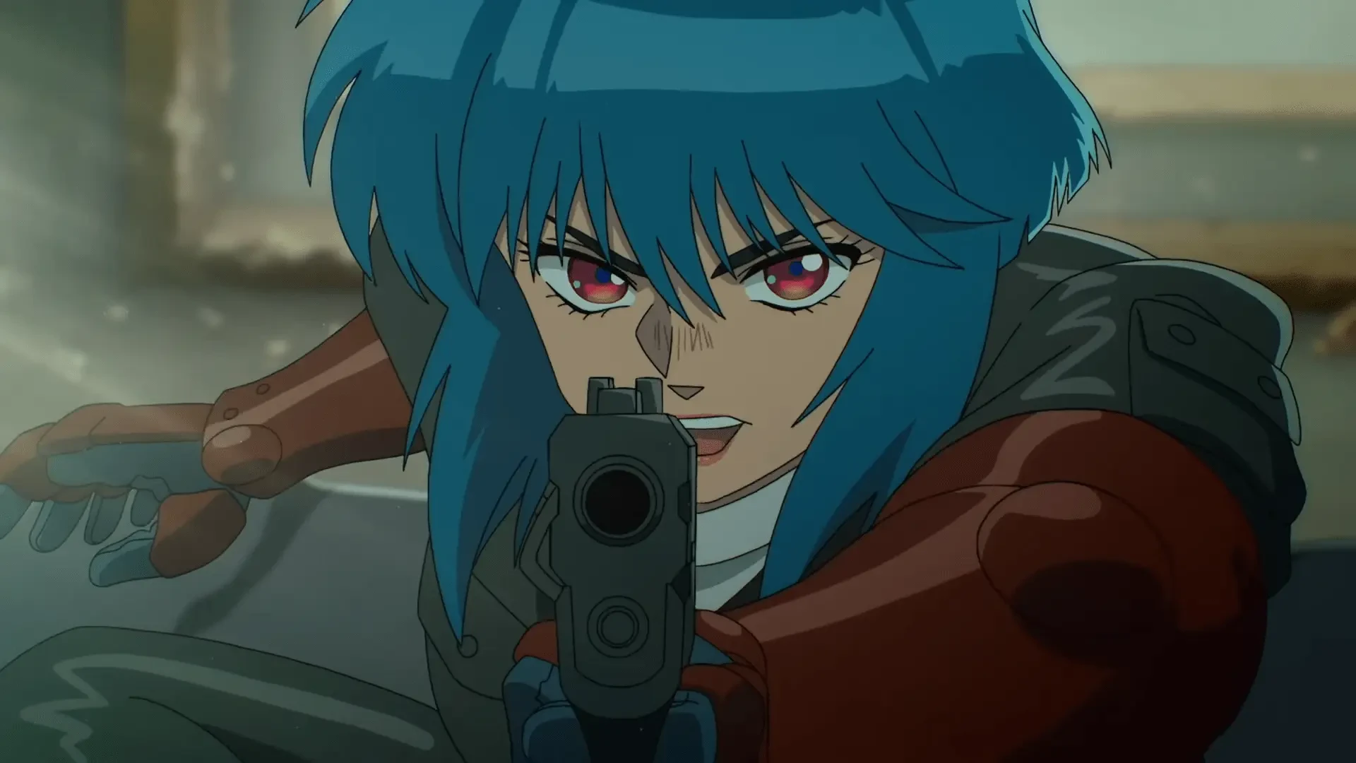 Motoko Kusanagi mirando uma arma em cena promocional do anime de 2026