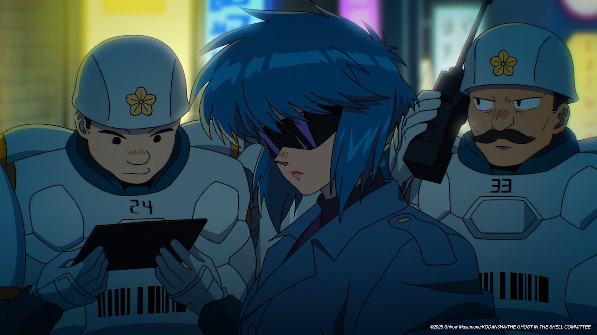 Motoko usando visor durante uma operação ao lado de agentes