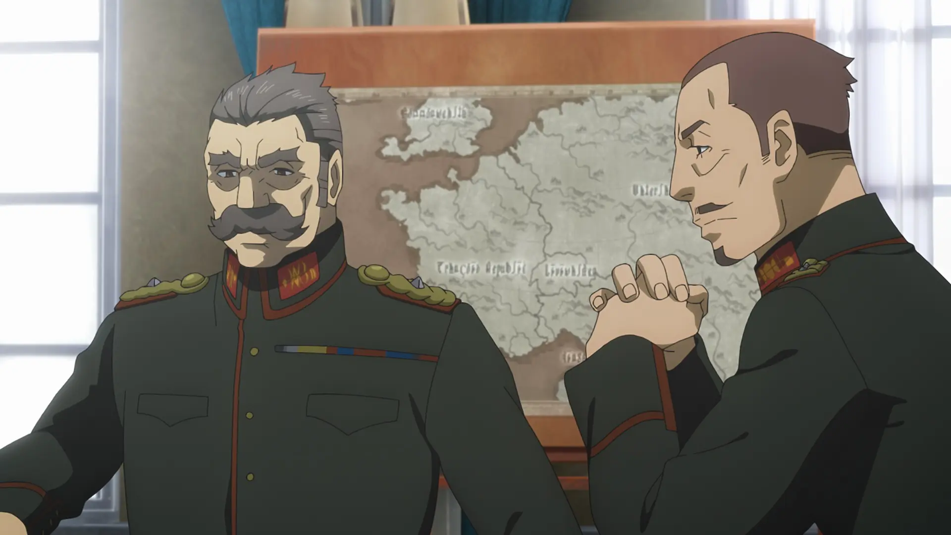Oficiais do alto comando diante do mapa de guerra em Youjo Senki II