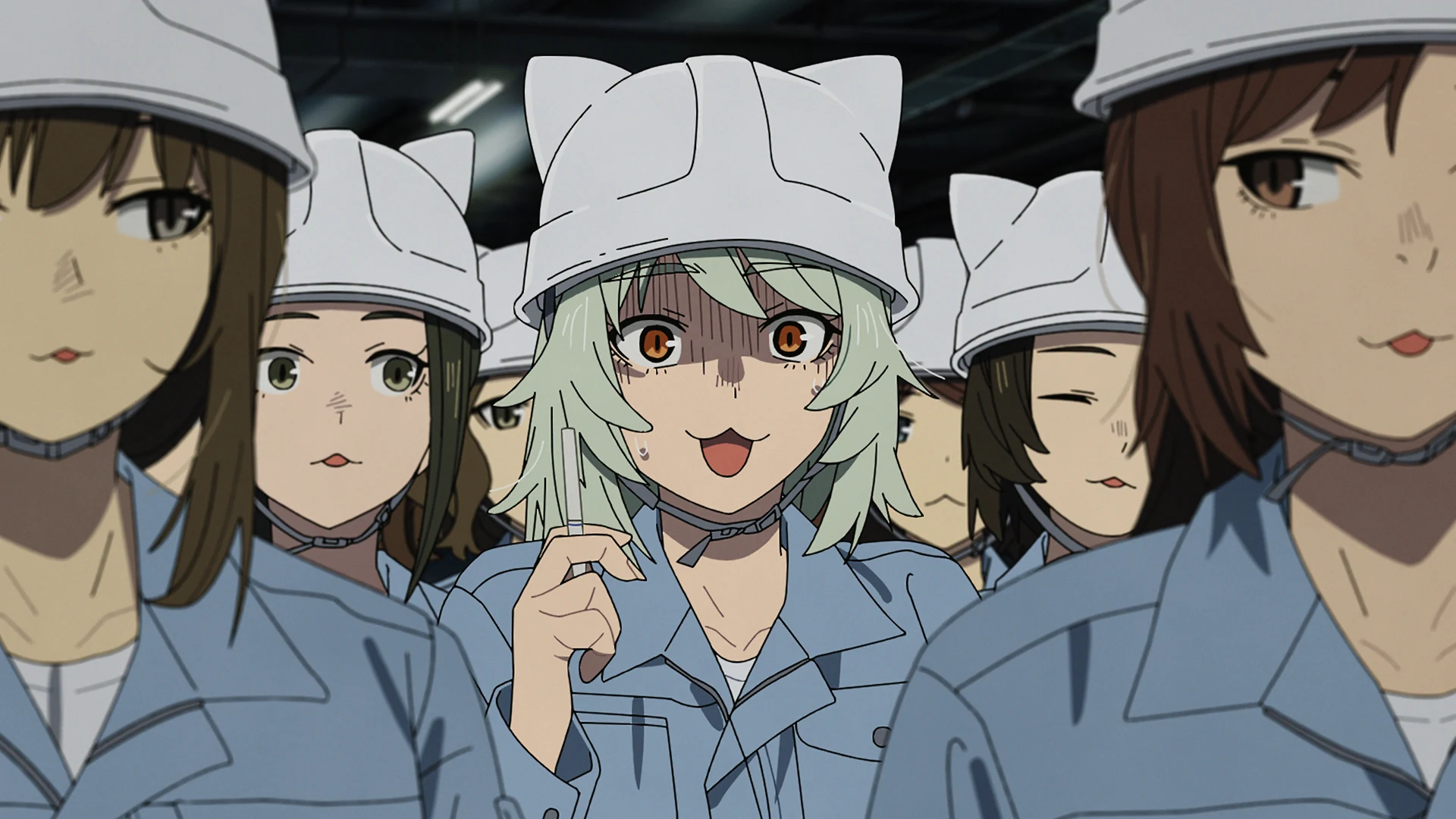 Yani usando uniforme de trabalho enquanto sofre com a falta de cigarro